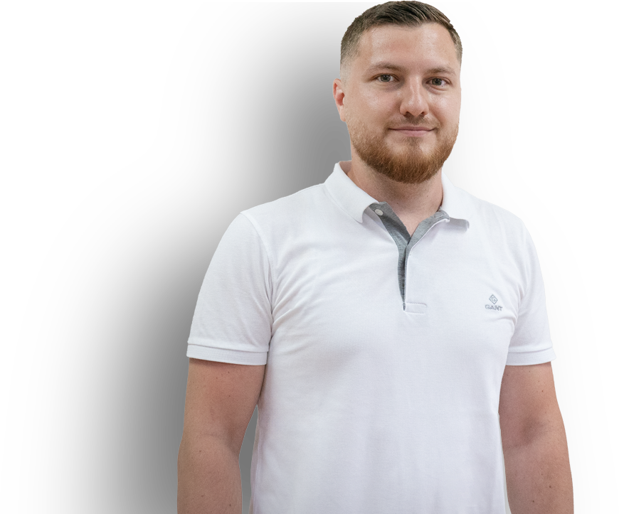 Erfahrener Heizungsmonteur von IQ Heizungen GmbH bei der Wartung einer Heizungsanlage